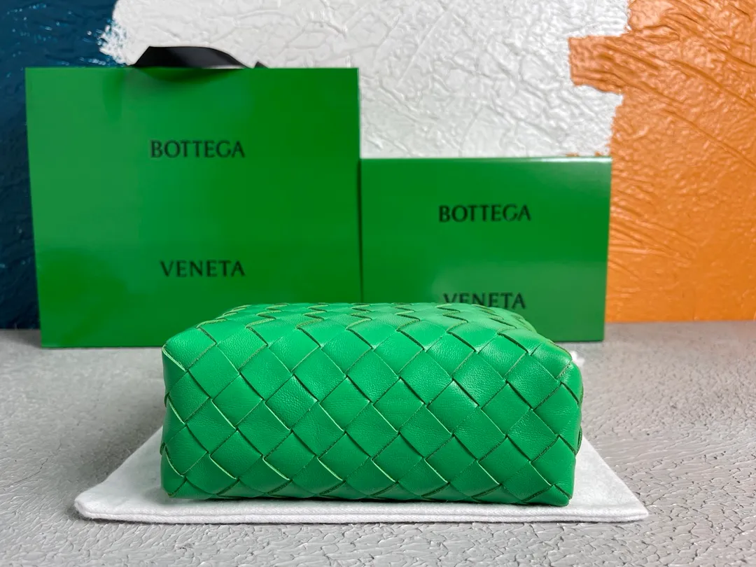 Batch 1120 BOTTEGA VENETA/Bottega 2021 new women's POUCH crossbody bag clutch, lntfecciato woven leather crossbody mini handbag, single internal open pocket, zipper closure, computer embroidered leather shoulder strap can be adjusted in length, model: 30308 Color: parrot green Origin: Italy Size: 17*12*8